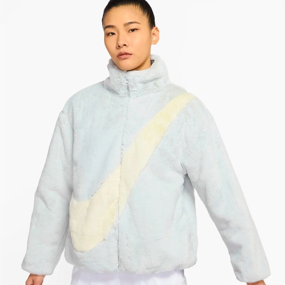 An oversized Swoosh logo meets luxe faux fur Sherpa in a wear-anywhere jacket - Picture 2 of 9